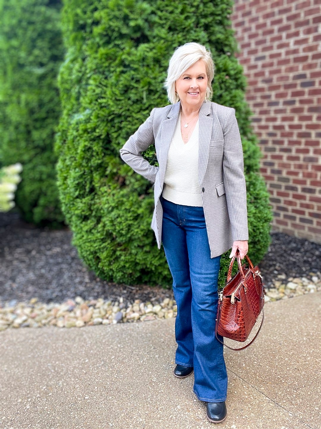 Over 40 Fashion Blogger, Tania Stephens is styling dark wash jeans with a blazer for fall2