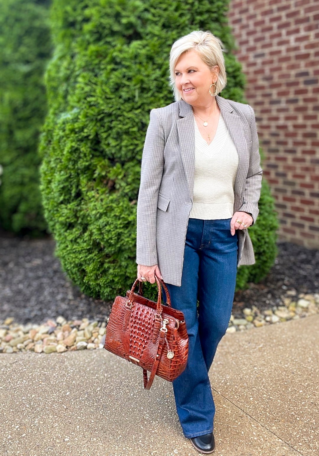 Over 40 Fashion Blogger, Tania Stephens is styling dark wash jeans with a blazer for fall4