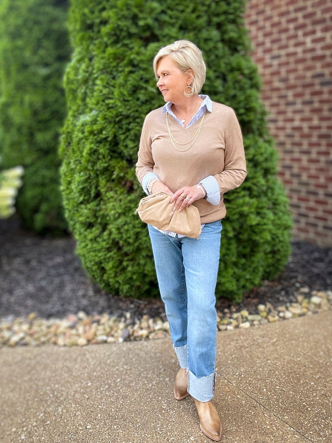 Over 40 Fashion Blogger, Tania Stephens is wearing big cuff jeans from Banana Republic 6