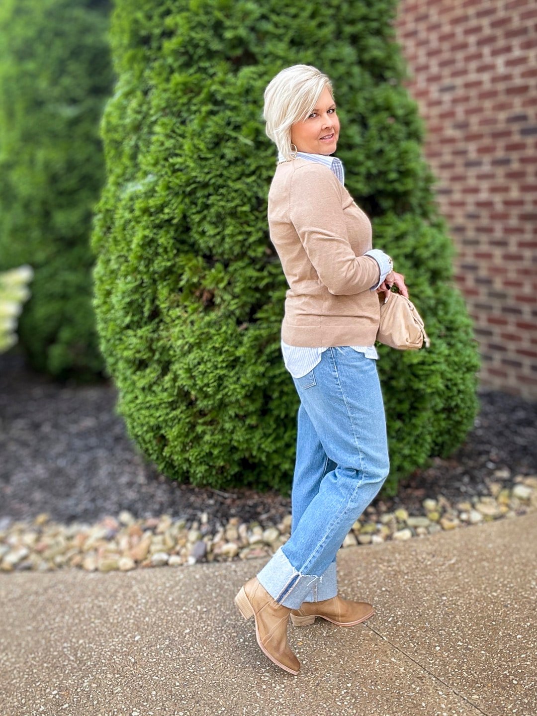 Over 40 Fashion Blogger, Tania Stephens is wearing big cuff jeans from Banana Republic 8