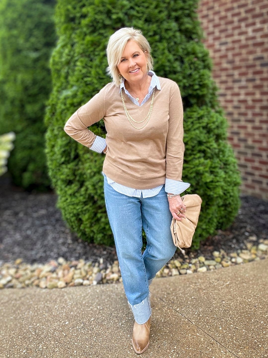 Over 40 Fashion Blogger, Tania Stephens is wearing big cuff jeans from Banana Republic 9