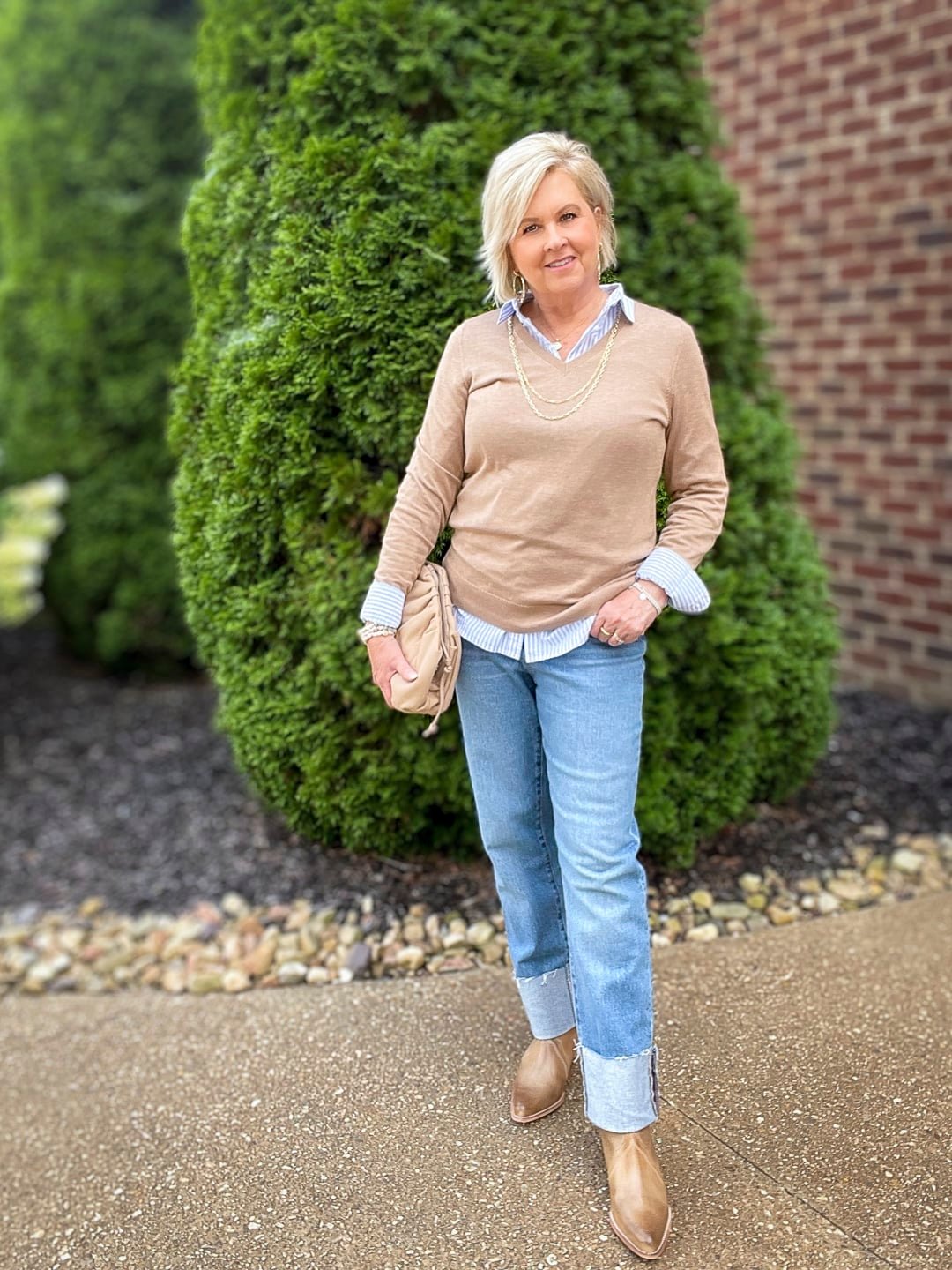 Over 40 Fashion Blogger, Tania Stephens is wearing big cuff jeans from Banana Republic 1