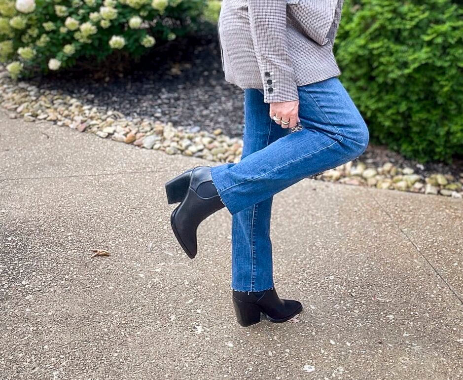 Over 40 Fashion Blogger, Tania Stephens is styling jeans for a western style10