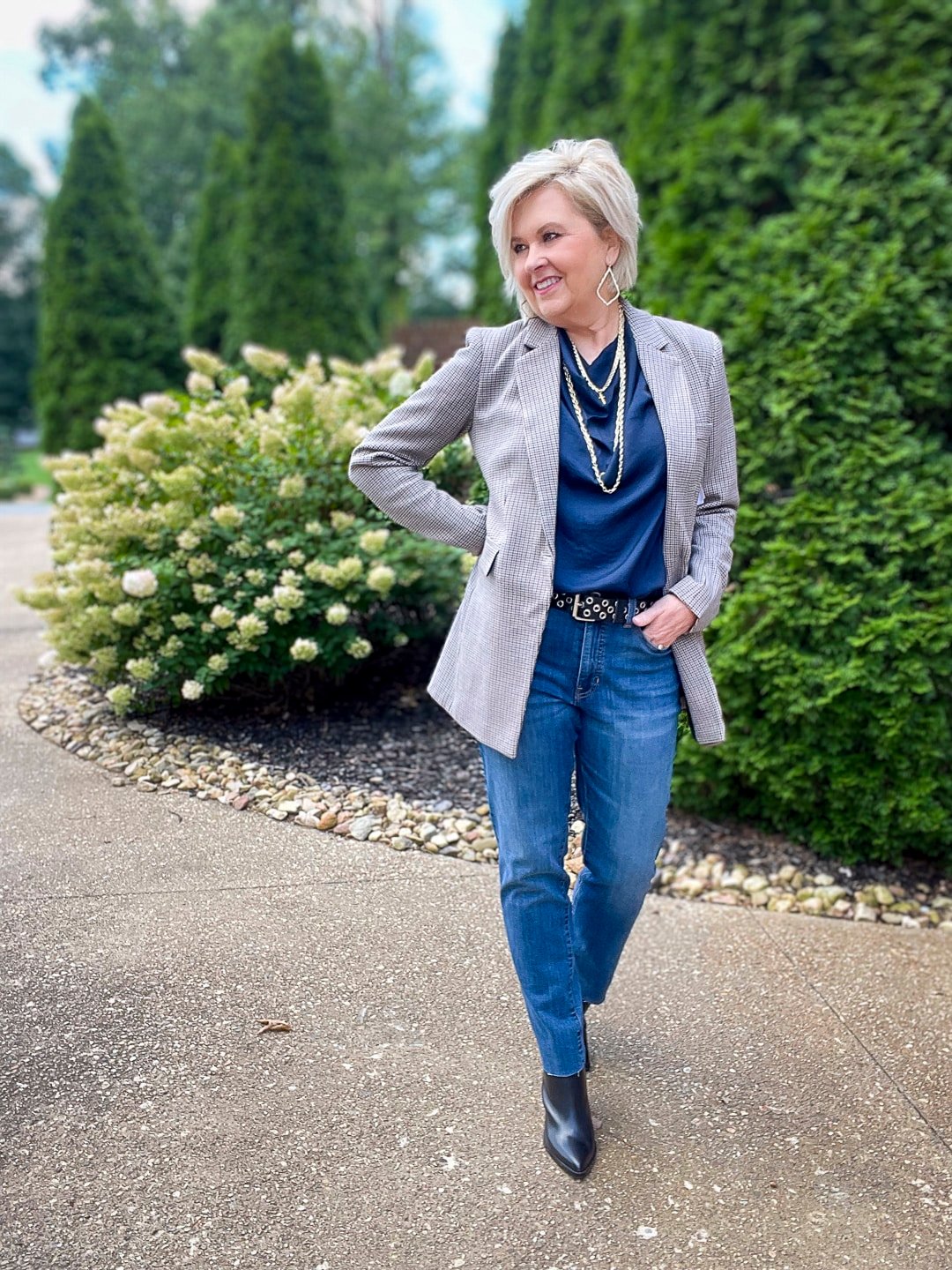 Over 40 Fashion Blogger, Tania Stephens is styling jeans for a western style4