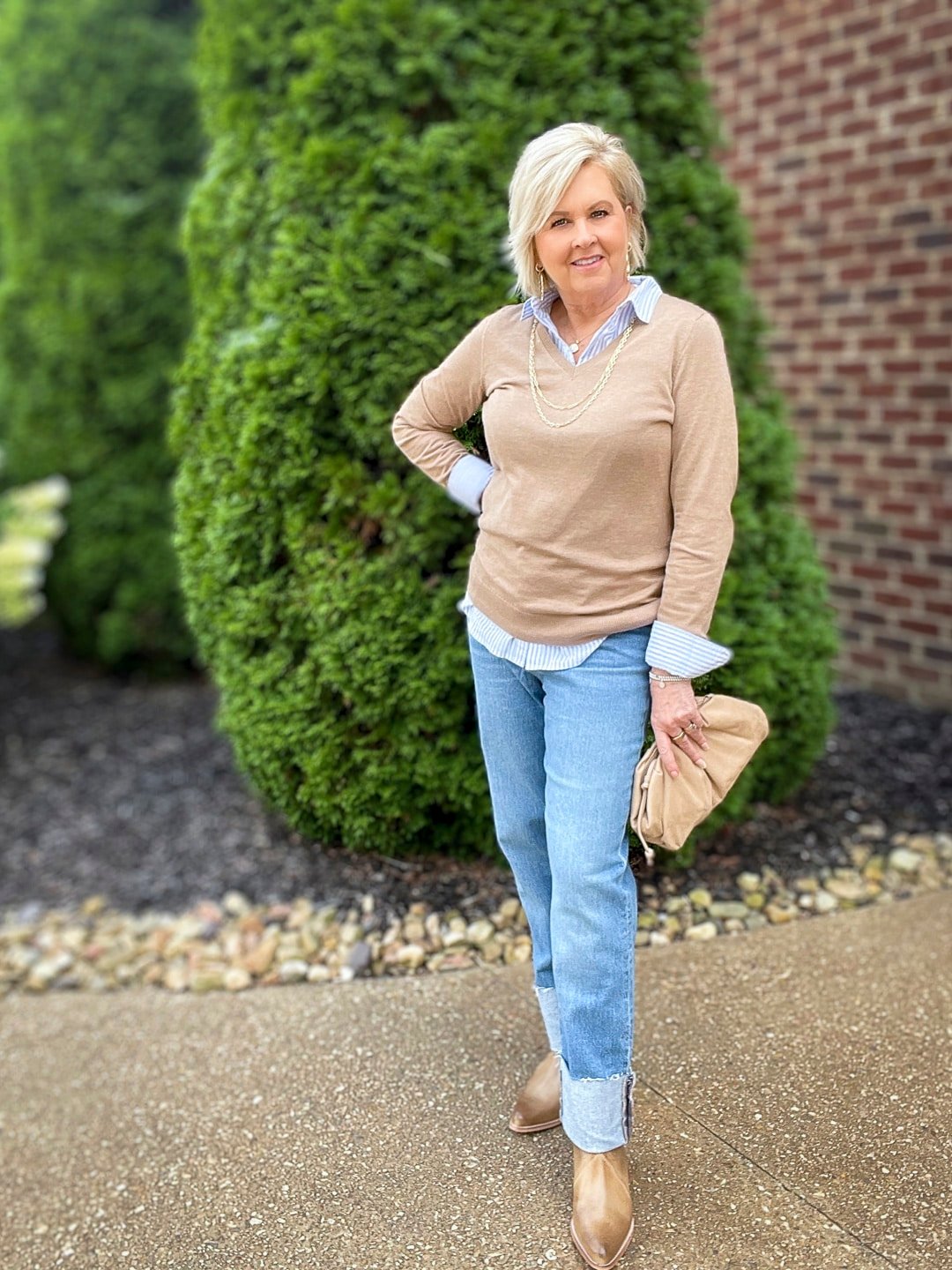 Over 40 Fashion Blogger, Tania Stephens is wearing big cuff jeans from Banana Republic 4
