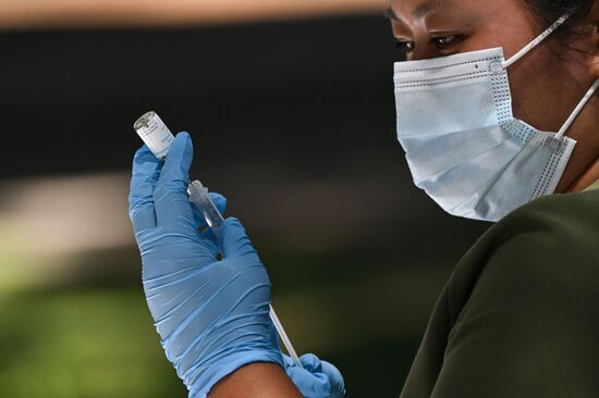 A health care worker prepares a dose of the JYNNEOS Monkeypox vaccine at a pop-up vaccination clinic in Los Angeles, California, on August 9, 2022. (Photo by Patrick T. FALLON / AFP) (Photo by PATRICK T. FALLON/AFP via Getty Images)